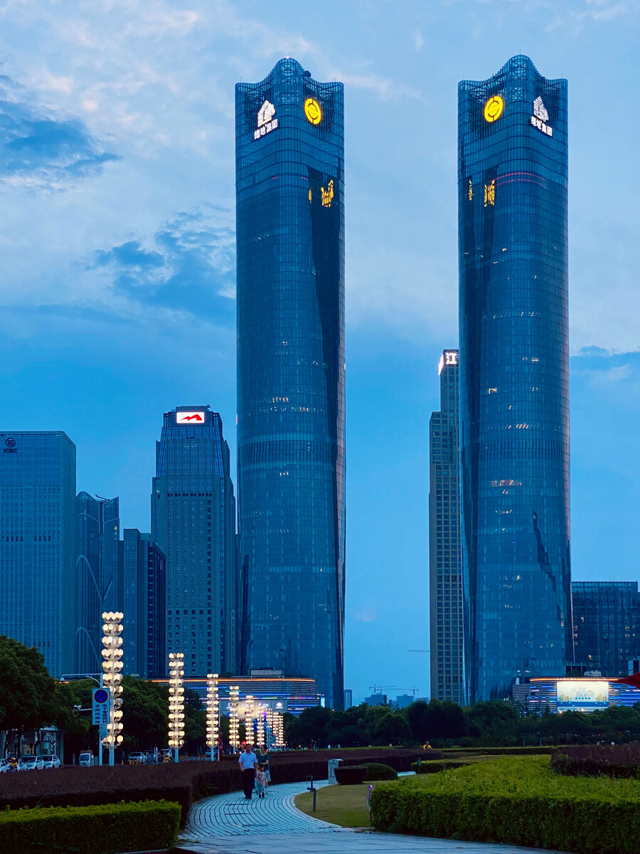 高空視角領(lǐng)略南昌美麗夜景觀賞南昌地標(biāo)建筑綠地雙子塔